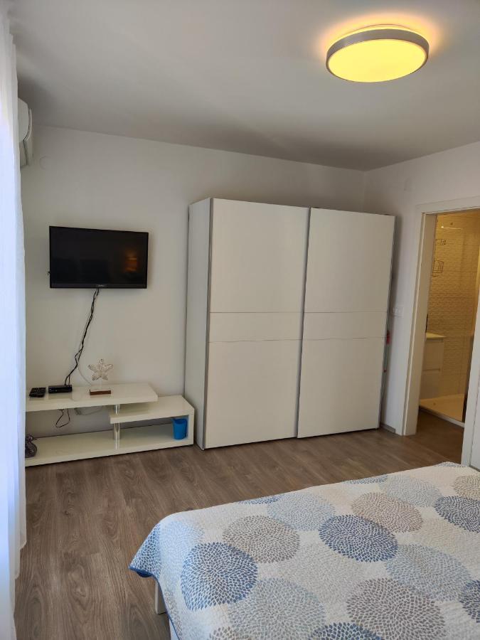 Apartment Jelsa Blue Sea View